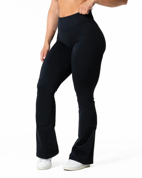 Aura Seamless Scrunch Flared leggings - Black